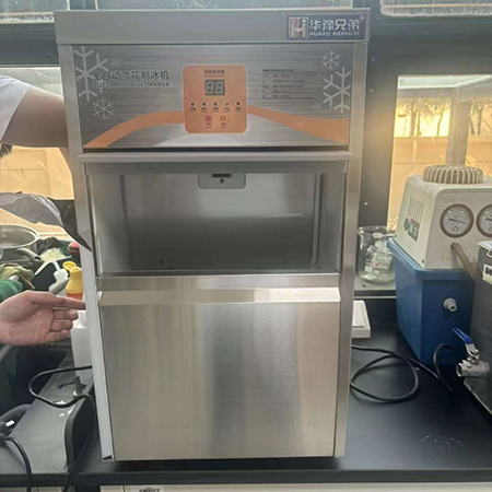 XD-40公斤雪花制冰机交付郑州某大学药学院